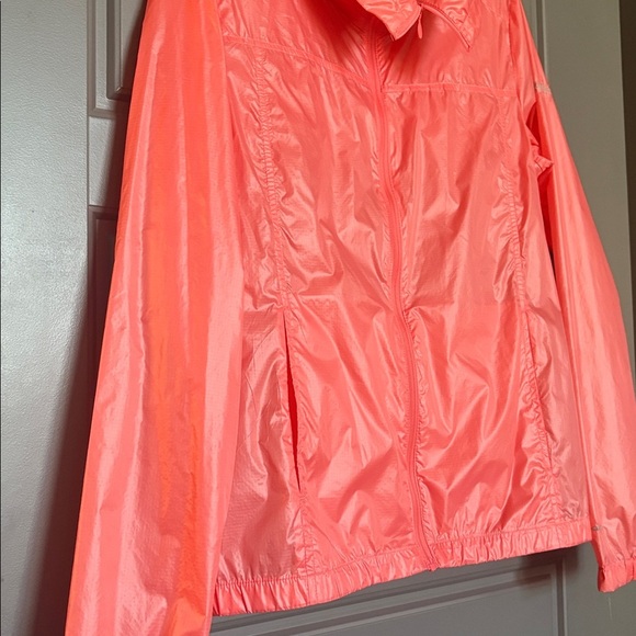Columbia PFG orange windbreaker has front pockets - Picture 2 of 7